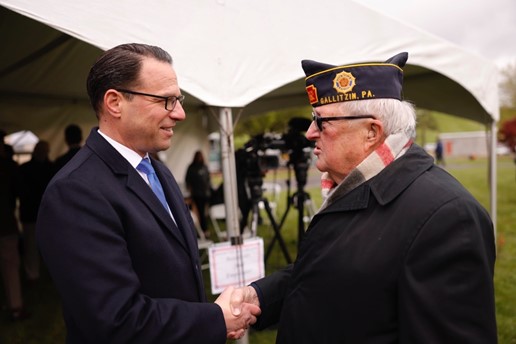 Governor Shapiro meeting a veteran. 