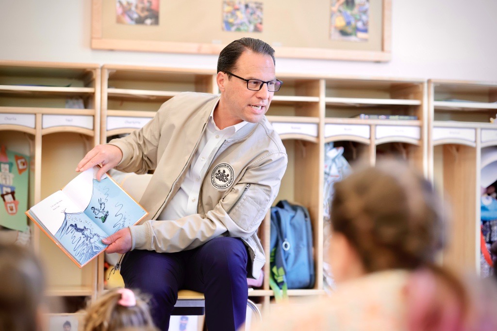 Governor Shapiro reads to students at the Keystone Early Learning Center